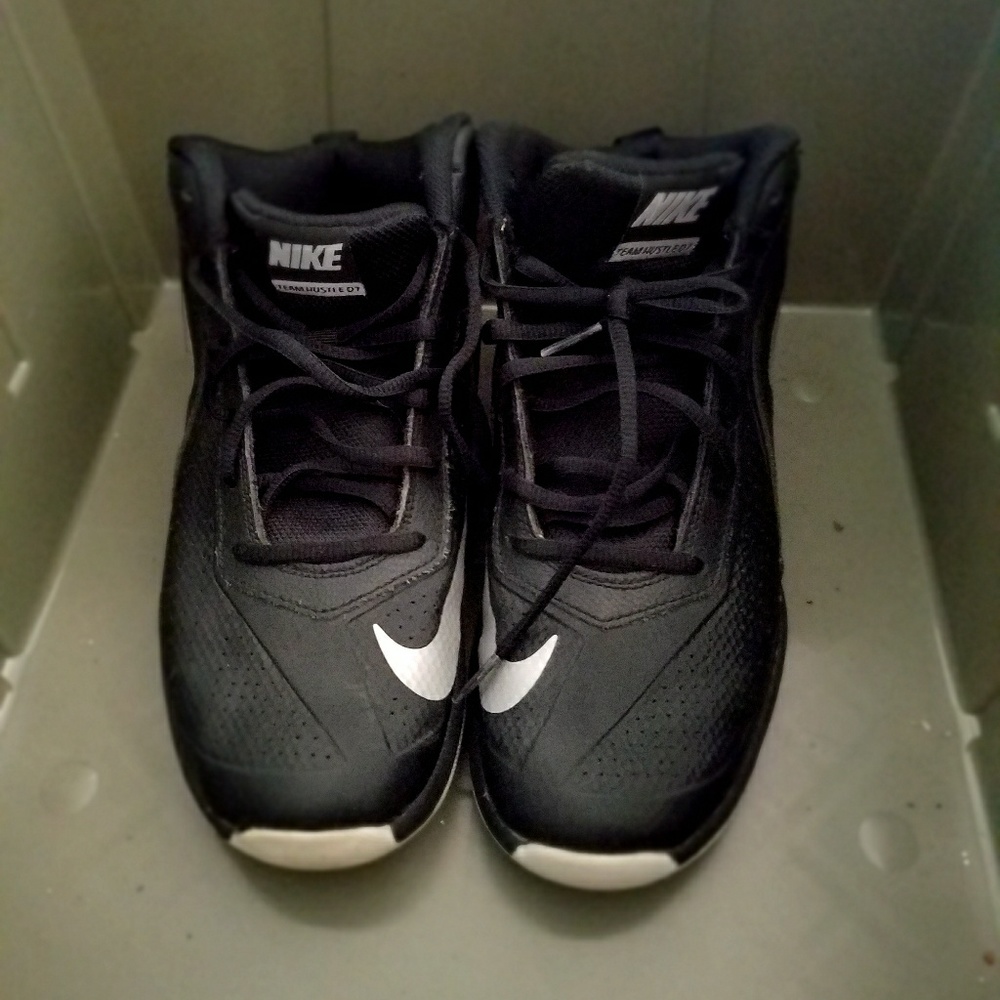 Nike Team Hustle D7 5.5 Youth Shoes